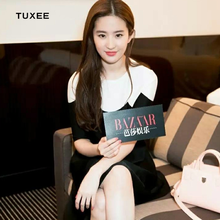 TUXEE Liu Yifei's same black and white color-blocked five-point sleeve elastic hyperbolic bead knitted skirt star ice silk dress
