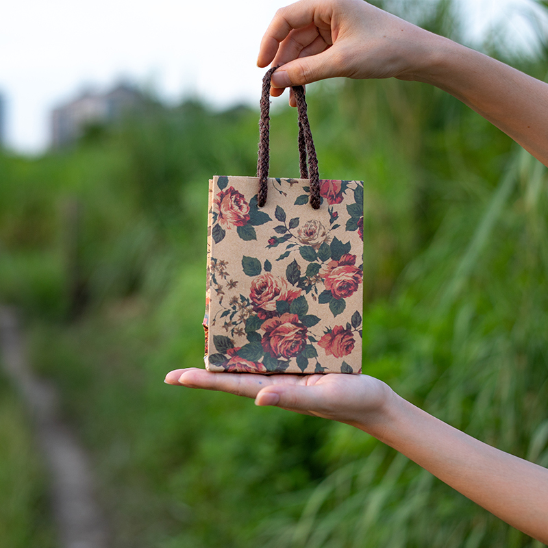 Classic Retro Rose Flower Small Gift Bag Clothing Bag Kraft Paper Bag Women's Clothing Exquisite Small Bag Handbag Classic Retro Rose Flower Small Gift Bag Clothing Bag Kraft Paper Bag Women's Clothing Exquisite Small Bag Handbag