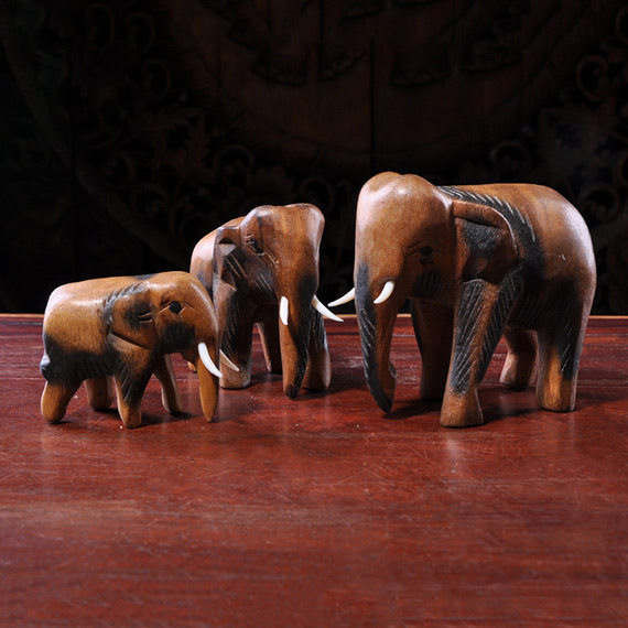 Thai crafts and cash - making small elephant set up a lovely furnishings desktop for solid wood decoration crafts