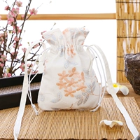 Оранжевые цветы на шнурках и синие листья