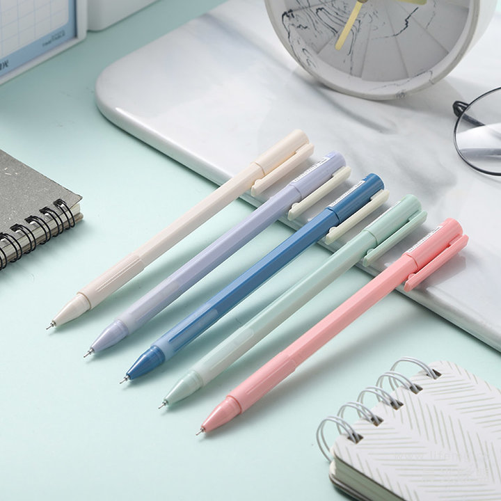 M&G National Color Neutral Pen 0.38 black writing pen Students use a small fresh and lovely water-based pen with individual creativity girl heart needle type C3701