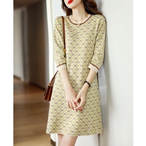 The national windy flavor is delicately produced and the elegant neckline reveals that it is slim-arm-less-age fashion.