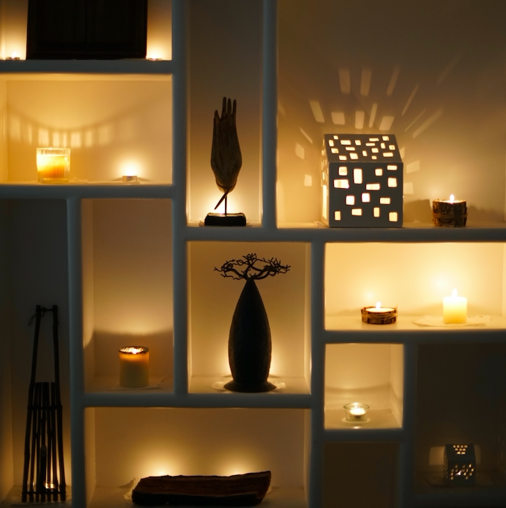 Catch lucky hands to make candles