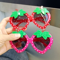 Childrens sunglasses Girl cartoon cute strawberry shape glasses Baby photo sun visor Anti-UV sunglasses