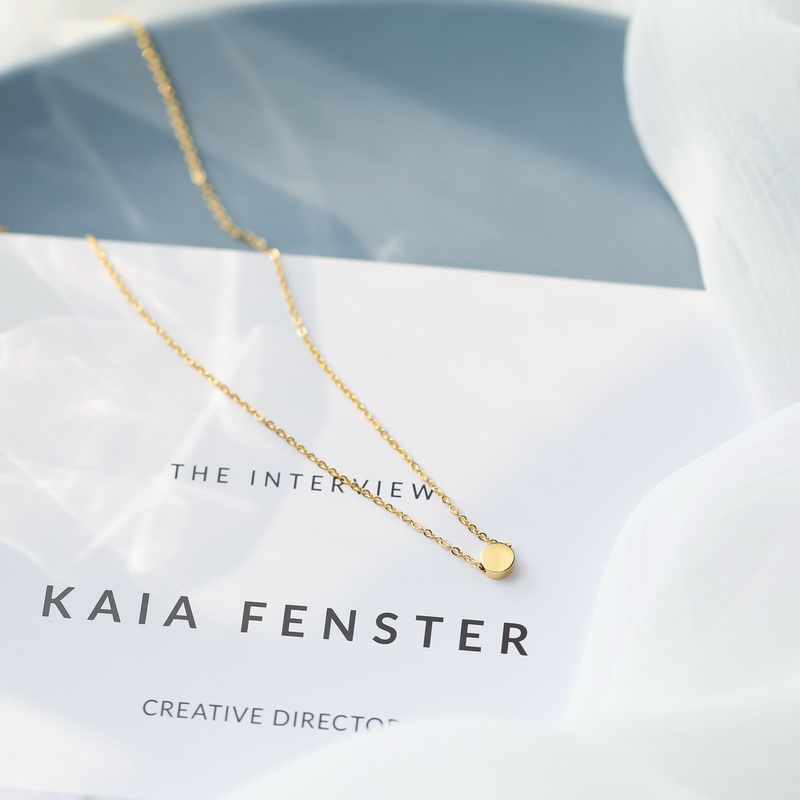 Chow Tai Fook Huanmei's new niche design small gold bean necklace cold wind simple women's clavicle chain necklace can not fall off