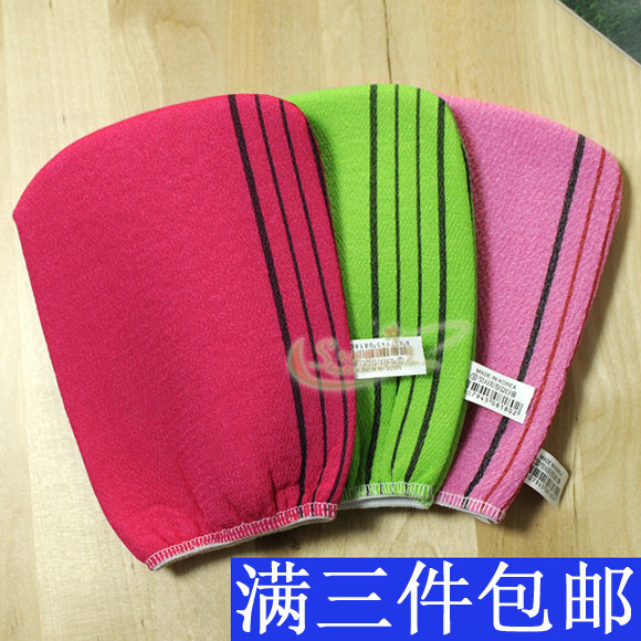 Korean old grandma rubbing a bath towel to take a shower without pain, bath towels bath gloves fine lines without hurting the skin