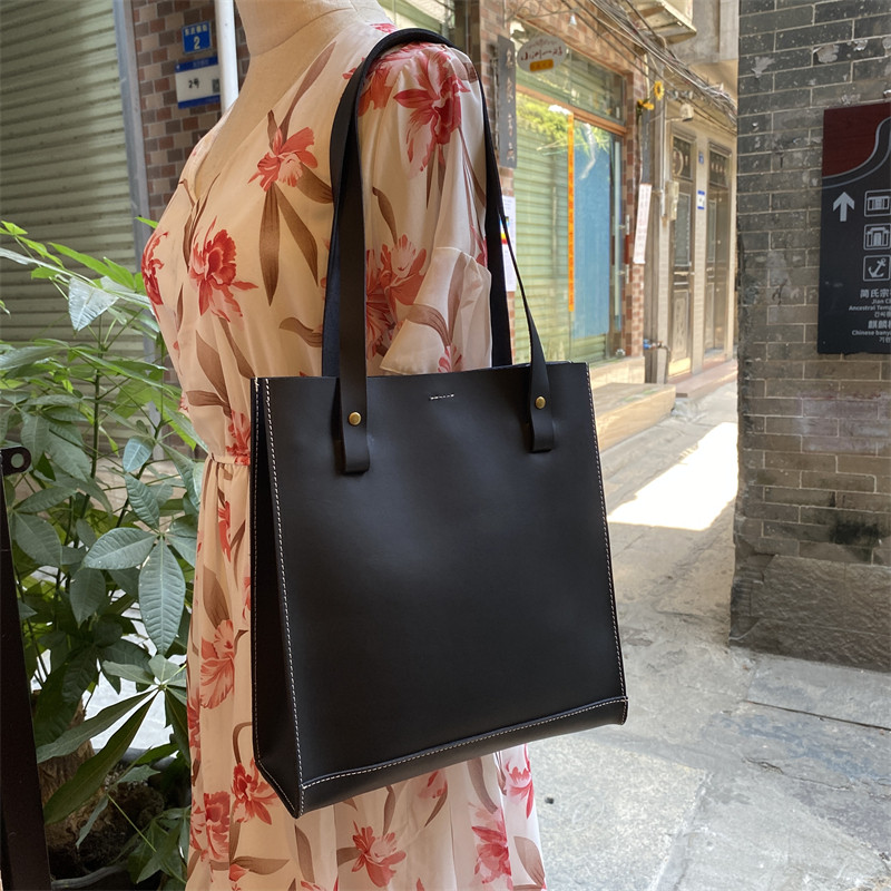 2022 New Buffalo Vertical Tot Bag Shoulder Retro Shop Bag Simply Little Capacity Bag Personality