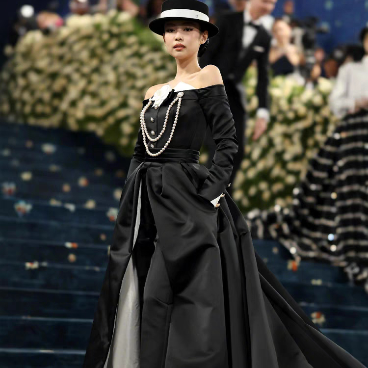 Jennie Kim's Same Classic Retro Elegant Evening Fashion Party Camellia Black and White Trailing Dress