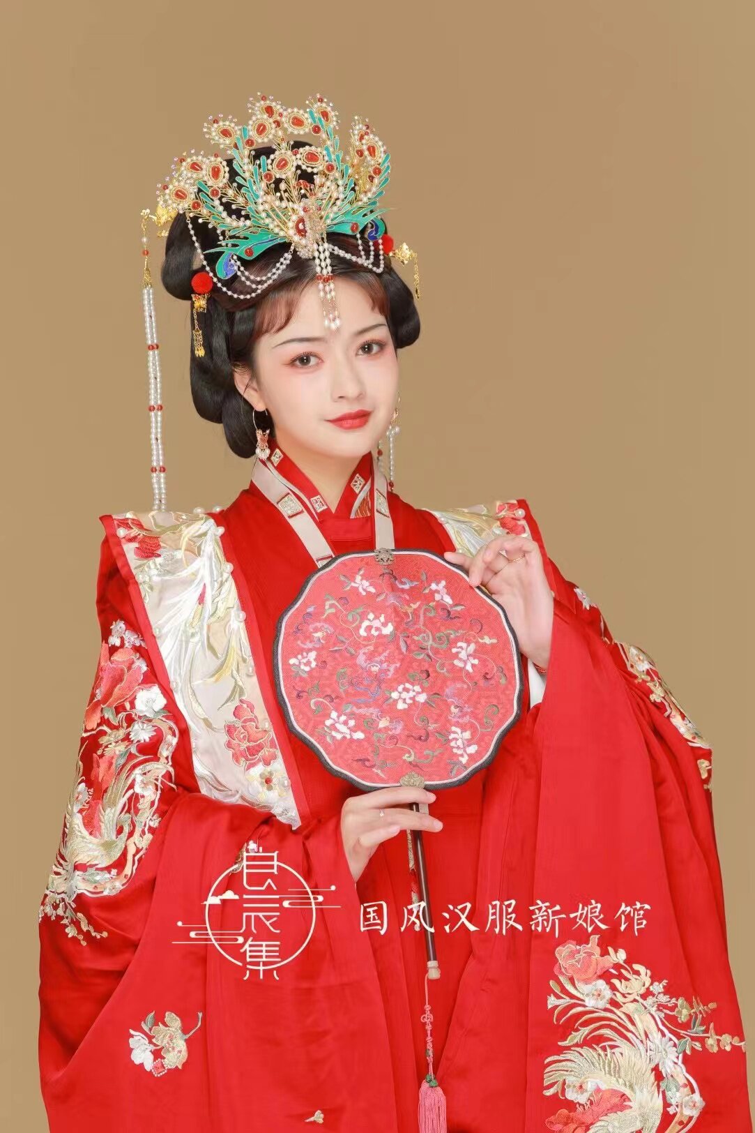 товар из китая 汉服团扇出租 故宫仿刻复原刺绣团扇缠枝蝙蝠图双面绣苏绣真丝 House divided against itself