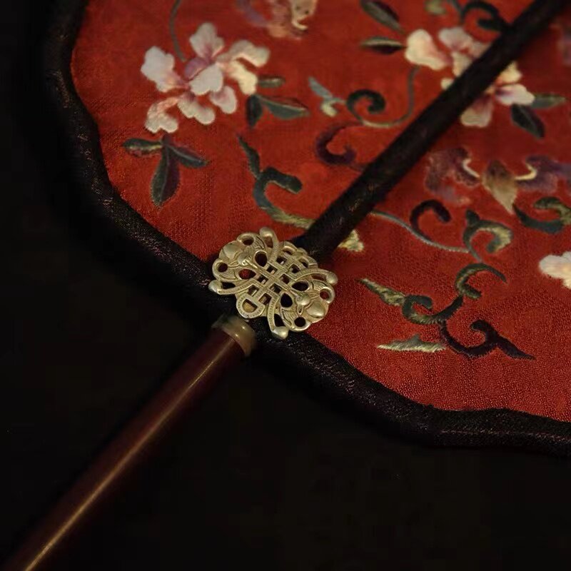 товар из китая 汉服团扇出租 故宫仿刻复原刺绣团扇缠枝蝙蝠图双面绣苏绣真丝 House divided against itself