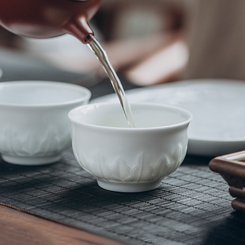 Jingdezhen flagship store ceramic film green tea cup hand - carved household utensils sets master cup sample tea cup