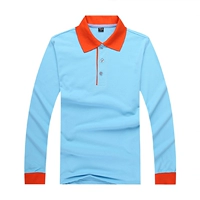 Сражаясь с длинными светло -голубыми