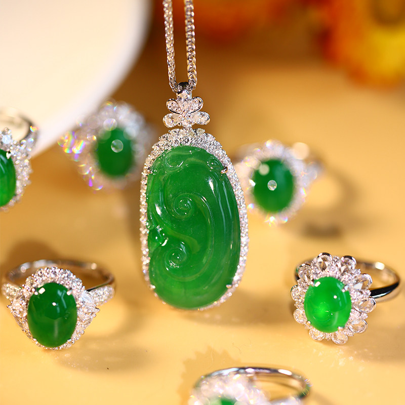 Jiayuzun ice seed natural emerald jade Ruyi head pendant pendant with ruyi lock female inlaid 18k gold Myanmar