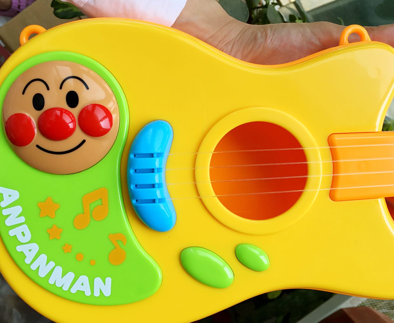 Spot Nhật Bản nhập khẩu bánh mì Superman bé ukulele guitar nhỏ đồ chơi trẻ em âm nhạc có thể chơi nhạc cụ đồ chơi violin cho trẻ em
