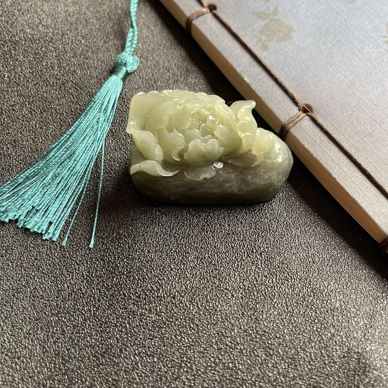 And Tian Yuxang Xinjiang Qinghua seed peony seal can be carved with lettering and playful hand engraving idle Zhangwen room Four-treasure pendulum piece