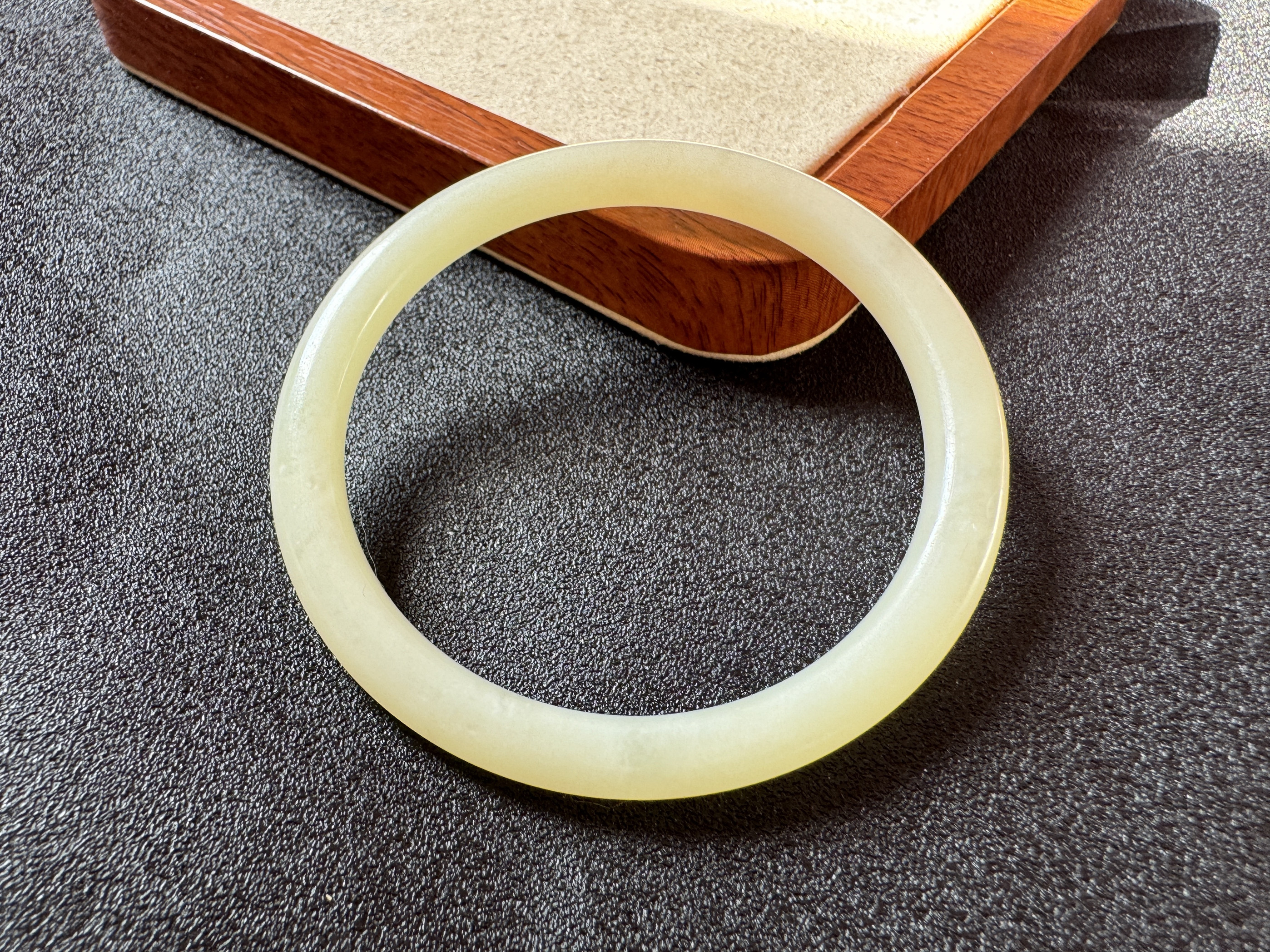 2025年必入！新疆和田玉手镯若羌黄口料57mm圆条款，闭眼入的高颜值国风