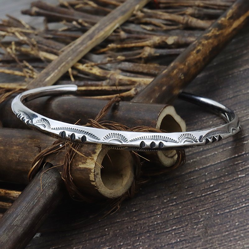 Navajo Style Larry Smith Hammered Pattern Triangle Bracelet for Men and Women, 925 Sterling Silver, Vintage, Same Style as Shawn Yue