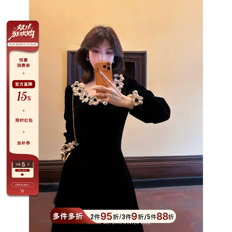 Lei Yingjun【Dark Night Flower Language】Early Autumn Hepburn-Style Velvet Dress with Three-Dimensional Floral Embellishments on the Neckline and Cuffs, and a Large Hem