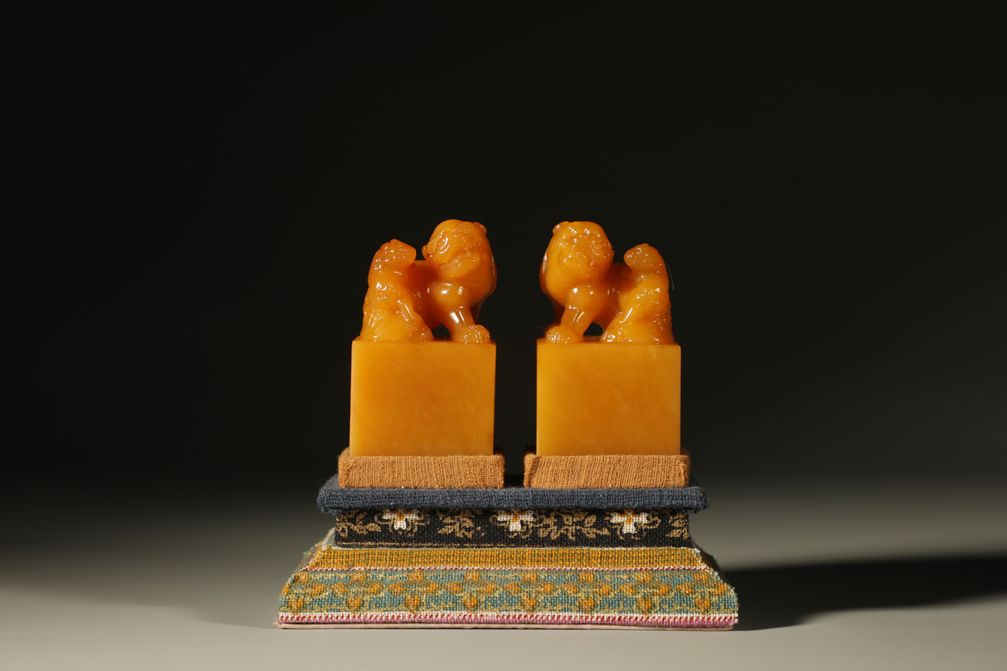 【七滝屋】古董品 古玩 唐物 清時代 田黄 臥竜鈕四方印 清書家黄易作 壽山石 田黄凍石 琵琶黄 文房具 印鑒 旧蔵 中国古美術 经济参考报