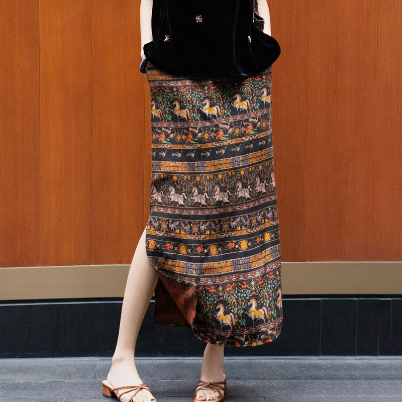 High-End Vacation Outfit, Ethnic Style Retro Horse Print Slit Skirt, Women's Mid-Length Skirt, Summer 2026