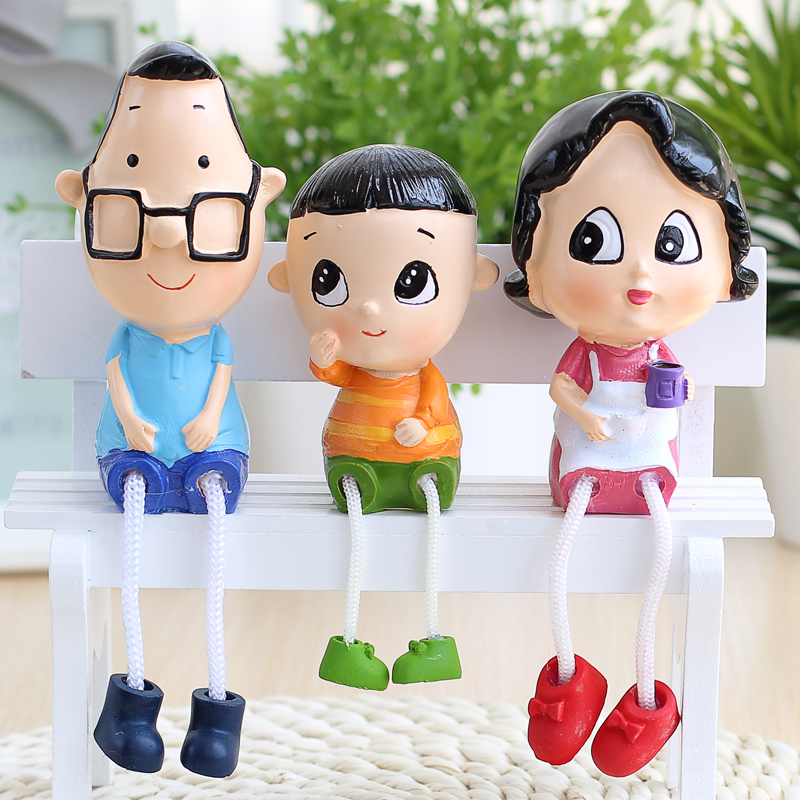 Cartoon resin doll desktop ornaments A family of three big head son wine cabinet TV cabinet decoration living room children's room