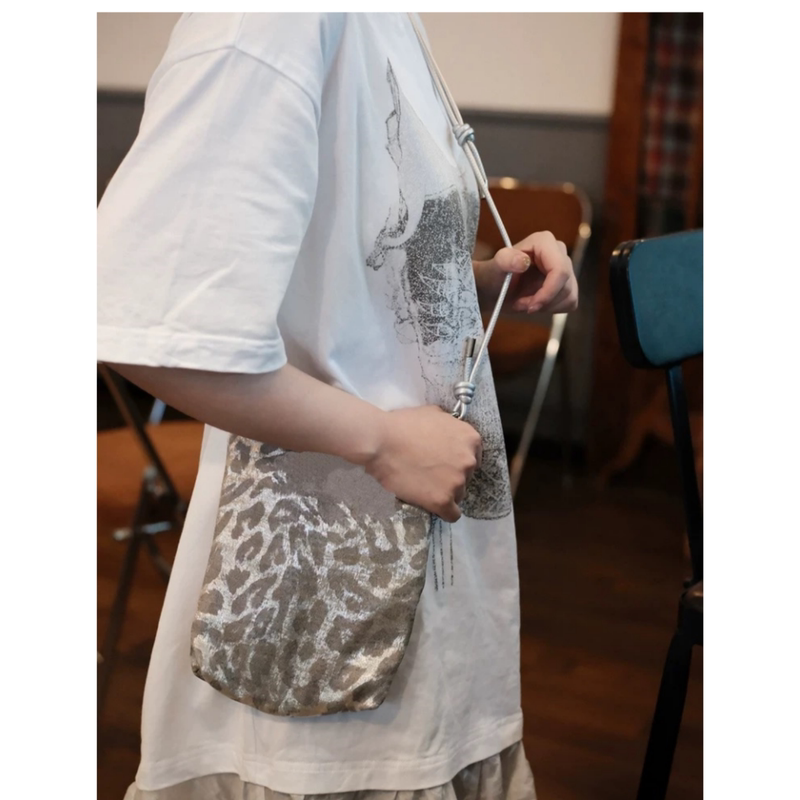 2026 Early Spring New Niche Silver Leopard Print Adjustable Bucket Bag, Fashionable and Versatile Shoulder Crossbody Phone Bag 2026 Early Spring New Niche Silver Leopard Print Adjustable Bucket Bag, Fashionable and Versatile Shoulder Crossbody Phone Bag