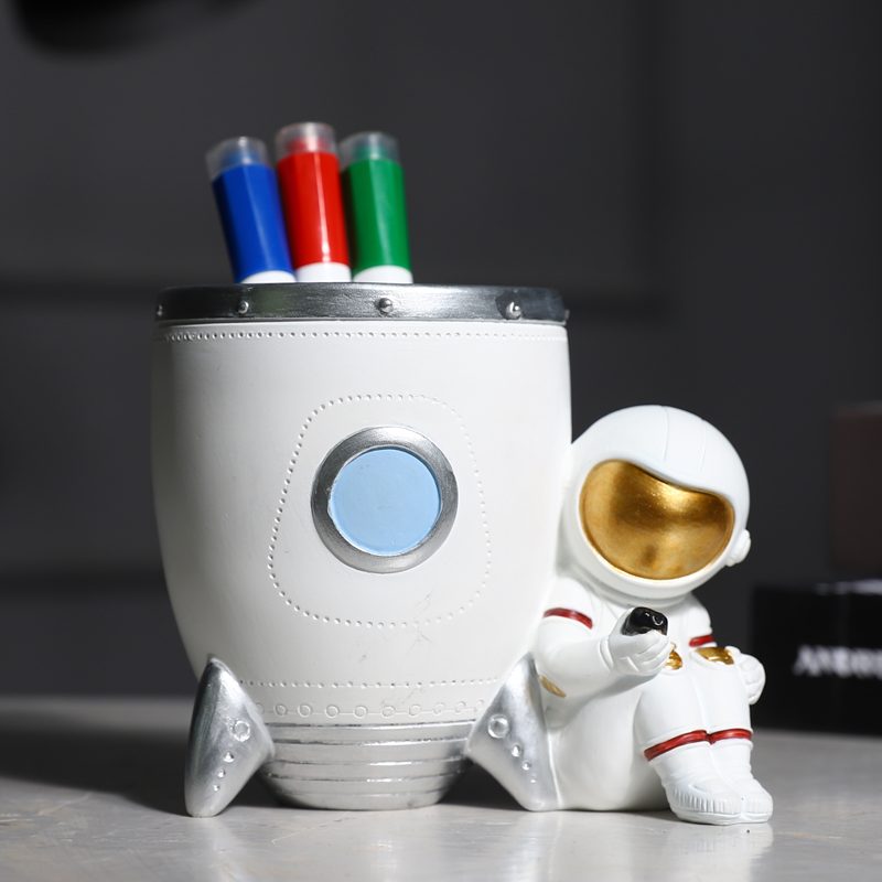 Nordic Creative Astronauts Storage Pen Holder Student Desk Pen Bucket Graduate Day Gift TablePiece Ornament Ornaments