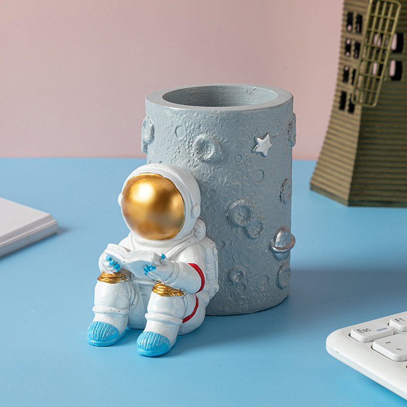 Modern minimalist Astronaut Pen Holder Resin Containing Silo Desk Cosmonaut Pen Holder Creative Learning Supplies Cosmetic Cylinder