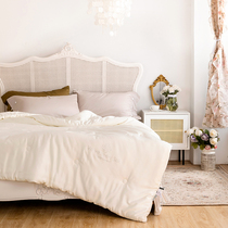 A small white and strict selection of gold and silk cloud suede quilt