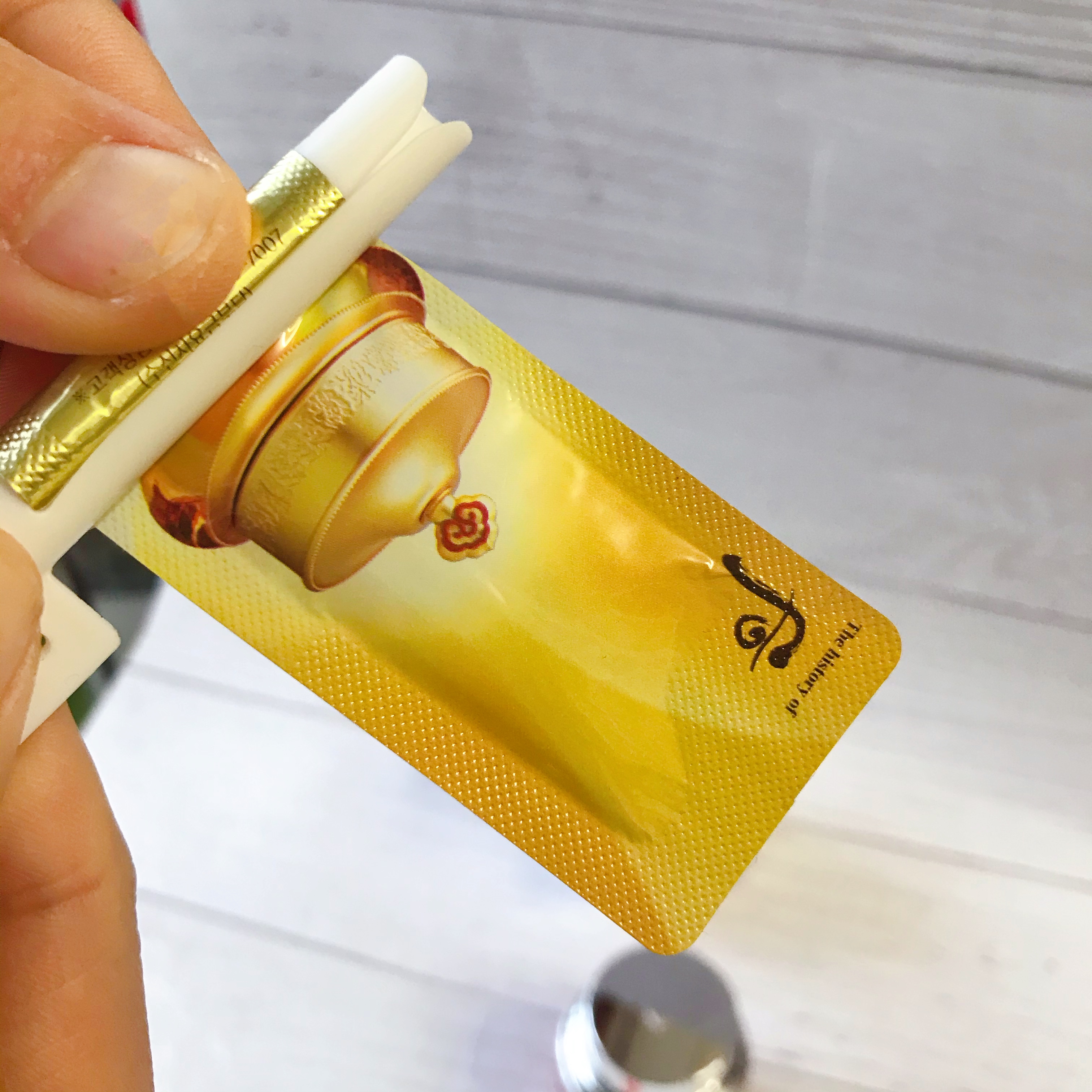 Shivering with the same Magic Roll Sheet Clothing Trial Bag Split tool Squeeze Face Cream Eye Cream Essence multi-sheet Sheet Split Divine Instrumental