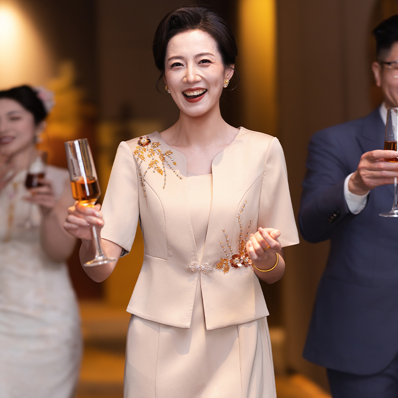 High-End Light Luxury Mother-Of-The-Bride Wedding Banquet Outfit 2026 New Style Wedding Mother's Dress with a Sense of Sophistication and Elegant Cheongsam for Women High-End Light Luxury Mother-Of-The-Bride Wedding Banquet Outfit 2026 New Style Wedding Mother's Dress with a Sense of Sophistication and Elegant Cheongsam for Women