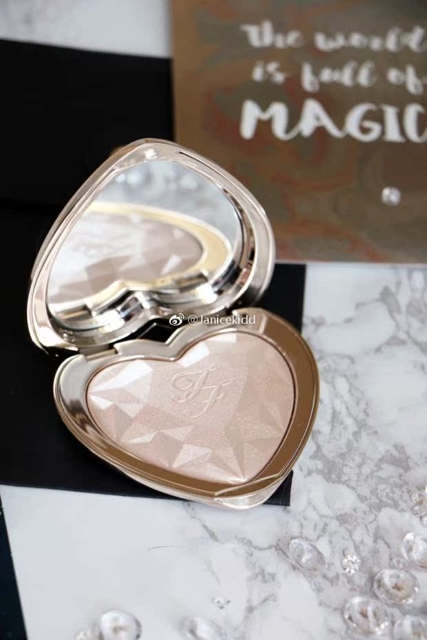 Pre-Defined Too Faced Love Light Prismatic Highlighter phấn bắt sáng