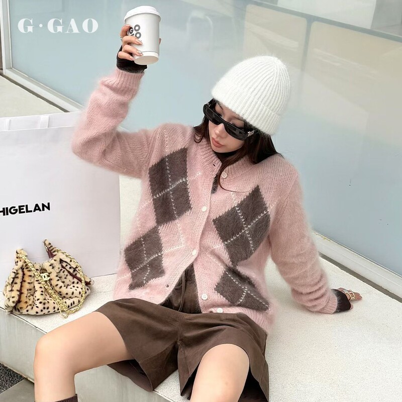 Shigelan Sweet Girl Style Diamond Pattern Sweater 2026 Autumn New 6018 Fleece Age-Reducing Loose Knit Cardigan I19 Shigelan Sweet Girl Style Diamond Pattern Sweater 2026 Autumn New 6018 Fleece Age-Reducing Loose Knit Cardigan I19