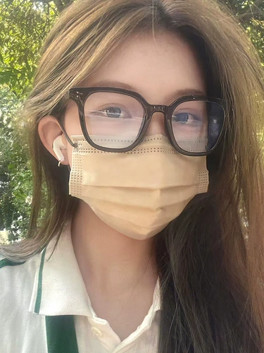 Черные бокалы женская миопия может быть сопоставлена ​​с цифровым артефактом красоты