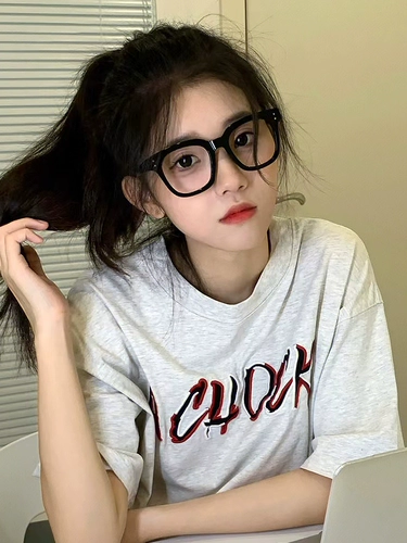 Черные бокалы женская миопия может быть сопоставлена ​​с цифровым артефактом красоты