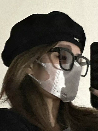 Черные бокалы женская миопия может быть сопоставлена ​​с цифровым артефактом красоты