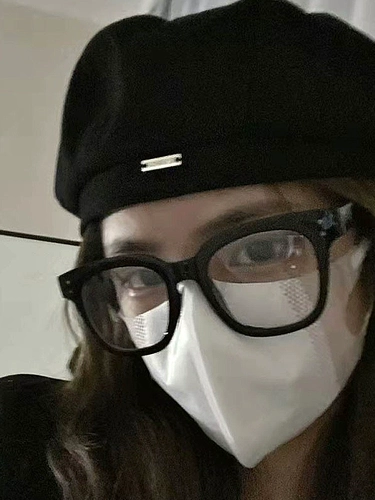 Черные бокалы женская миопия может быть сопоставлена ​​с цифровым артефактом красоты