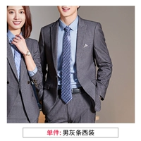 Серый полосатый костюм мужчины