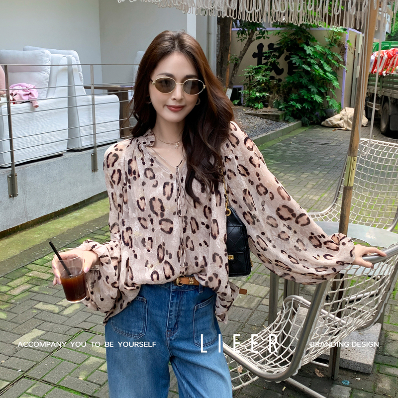 Lieer's "Leopard Print Lady" Is Stunning! Soft Mist Gradient Leopard Print Ruffled Lantern Sleeve Shirt