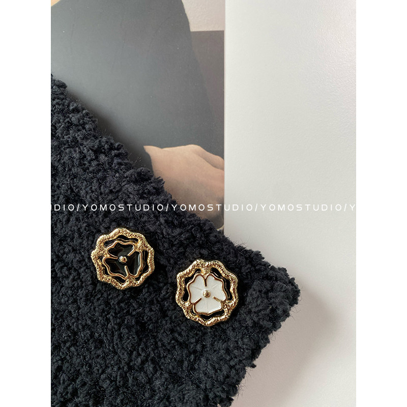 YOMOSTUDIO Small Verme Antique Fengru Metal Button Black and White Oil Rose Cover Sweater Decorated with a beard