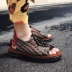 Mùa hè 2018 đôi mới dệt dép nam mùa hè cỡ nhỏ giày đi biển thông thường Sandal