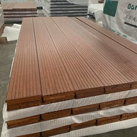 На открытом воздухе с высоким уровнем устойчивого бамбукового пола.