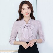 Chiếc áo waistless được gắn liền với một băng khánh thành dây đeo ren cô gái 35 tuổi ren mùa hè với một 25 tuổi bên ngoài nơ gắn trên cổ đồng bằng màu.