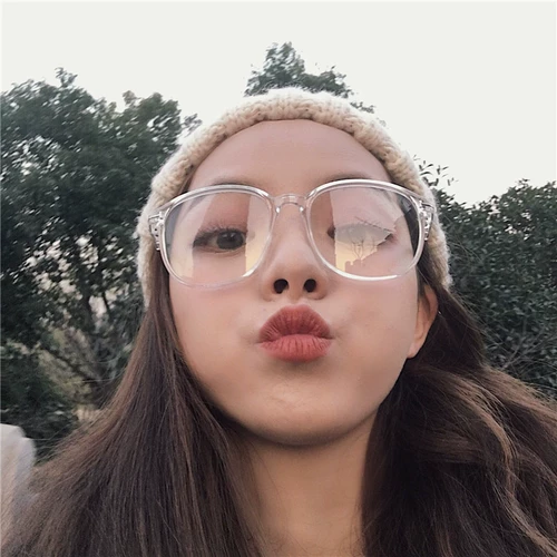 Студенческие бокалы миопии женщины могут быть оснащены определенной степенью красного круглого лица, прозрачные глаза простых артефактов, мужская прилив с большим кадром