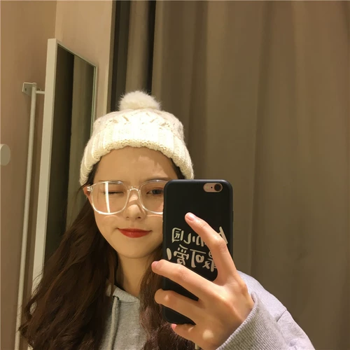 Студенческие бокалы миопии женщины могут быть оснащены определенной степенью красного круглого лица, прозрачные глаза простых артефактов, мужская прилив с большим кадром