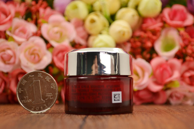 Like ~ Olay dầu mới nhựa Yan Jin kem nguyên chất 14g dưỡng ẩm chống lão hóa chai lớn màu đỏ Yu Yan mẫu kem dưỡng ẩm - Kem dưỡng da dưỡng ẩm cho da dầu