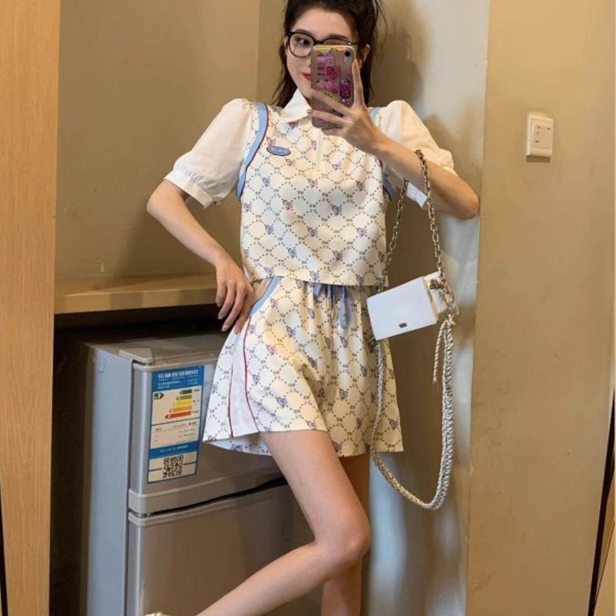 她穿著少女服飾 散發著青春活力