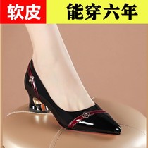 Soft leather womens shoes 2021 Spring and Autumn New thick heel single shoes Middle heel pointed fashion 40 year old mother shoes womens shoes