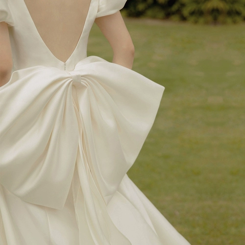 Путешествие на стрельбу из легкого свадебного платья Бессмертный газ 2024 Новый невеста французский бабовый хвост атлас проста, чтобы приветствовать