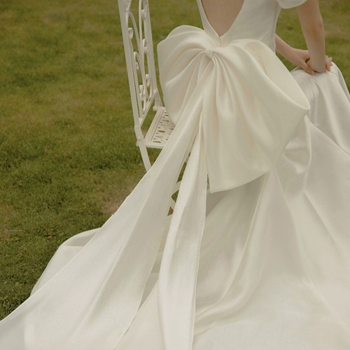 Путешествие на стрельбу из легкого свадебного платья Бессмертный газ 2024 Новый невеста французский бабовый хвост атлас проста, чтобы приветствовать